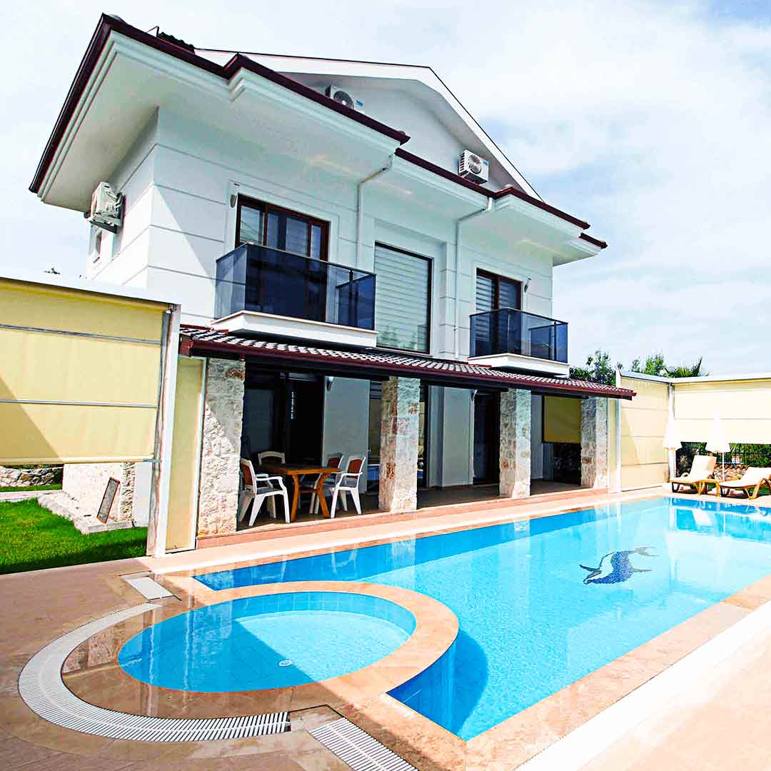 Beyaz lüks havuzlu villa